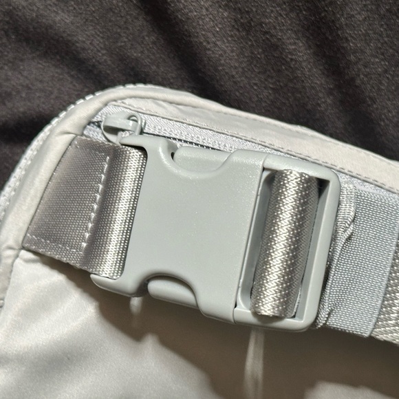 lululemon Everywhere Belt Bag Crossbody Extended Strap color Silver/Gray - Picture 10 of 16